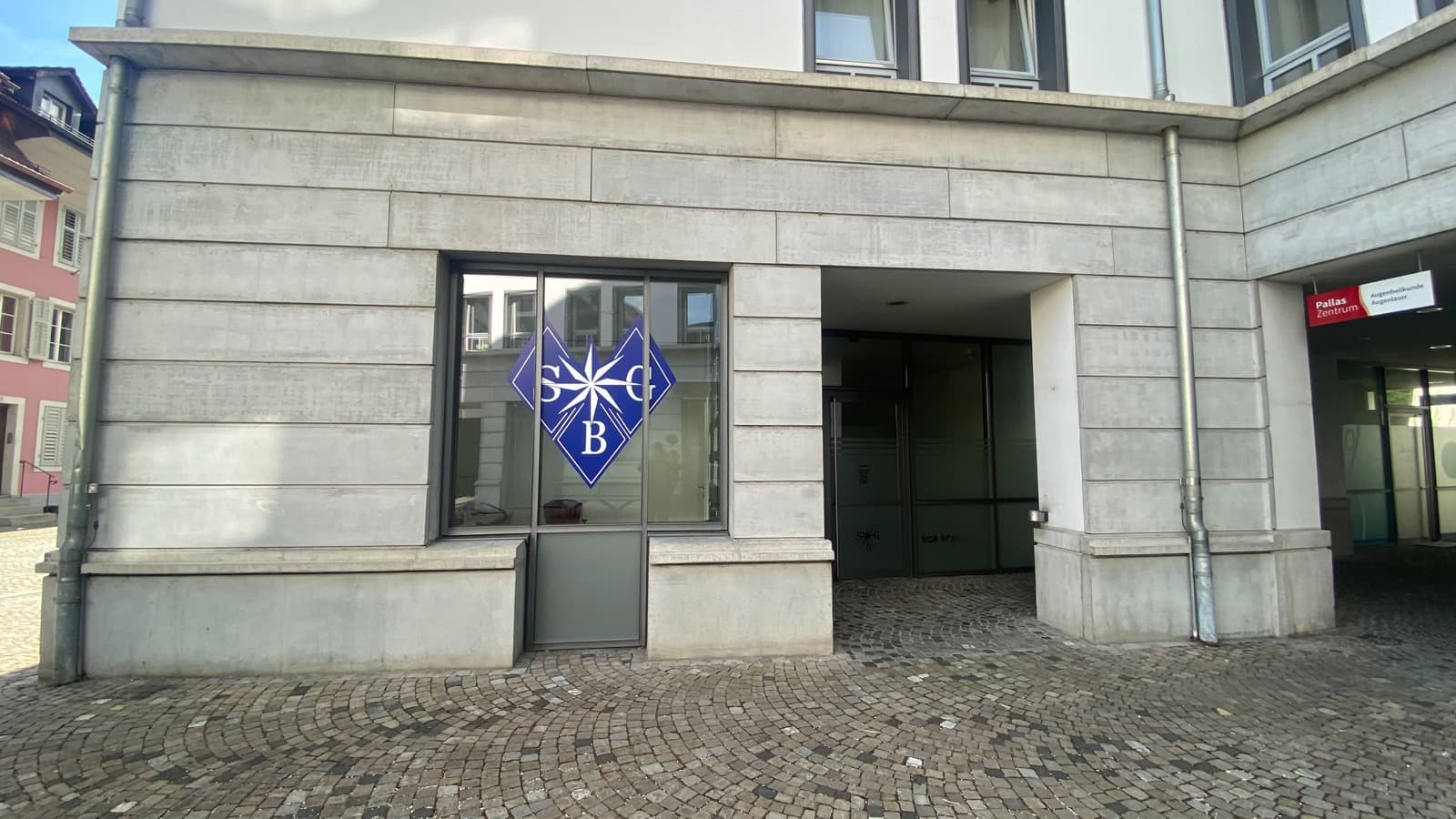 Fensterfolie mit Motiv am Hauseingang
