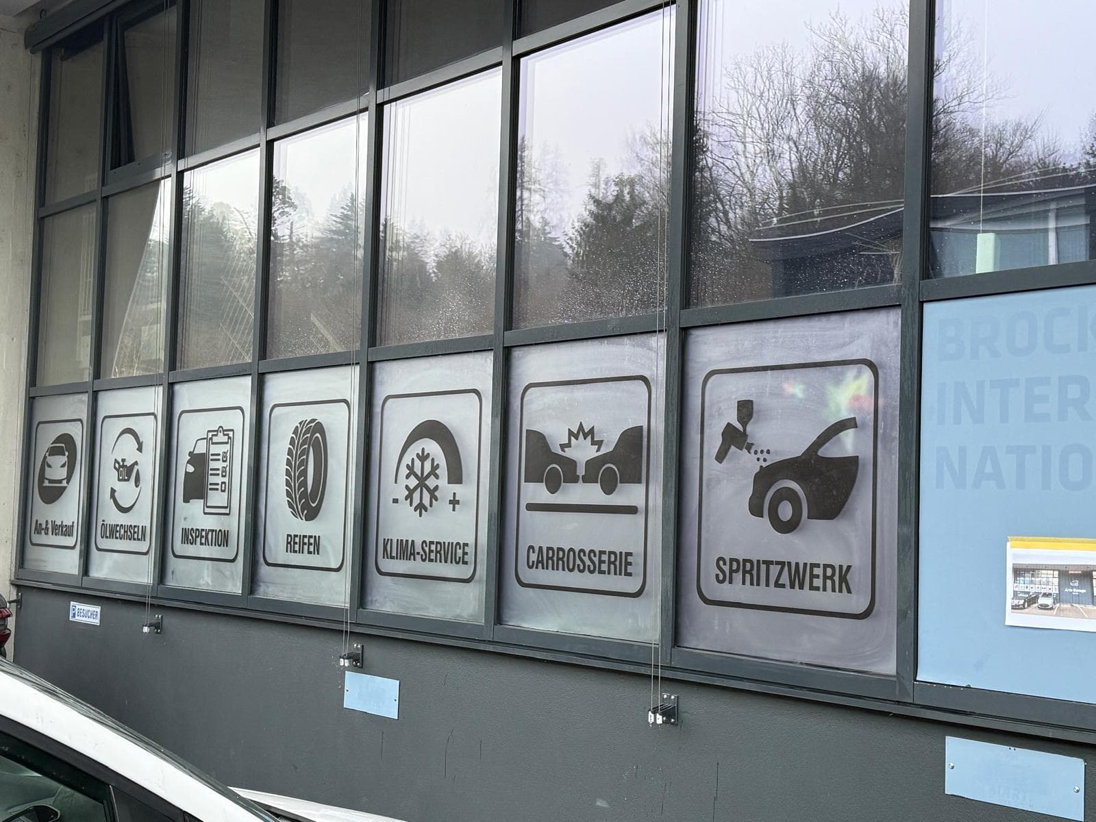 Fensterbeschriftung mit Piktogrammen
