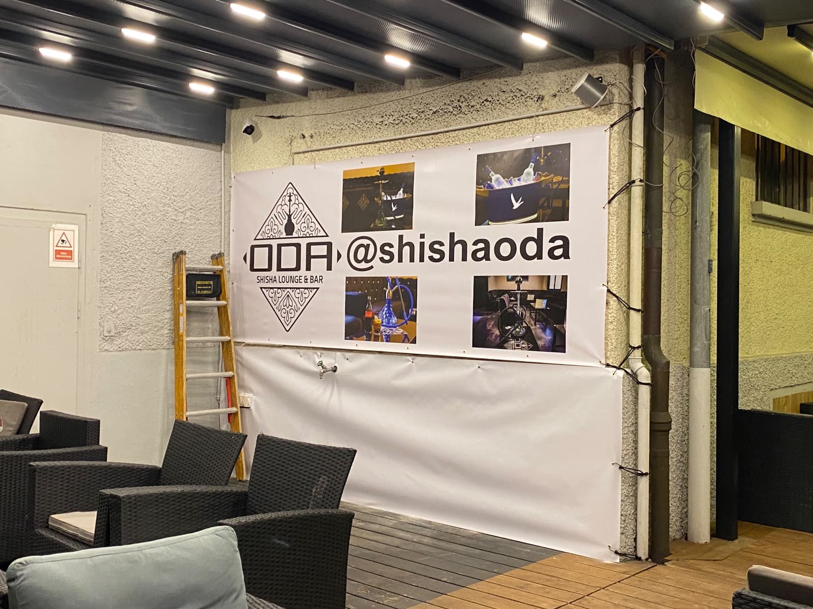 Bannerwand im Innenraum, ODA Lounge