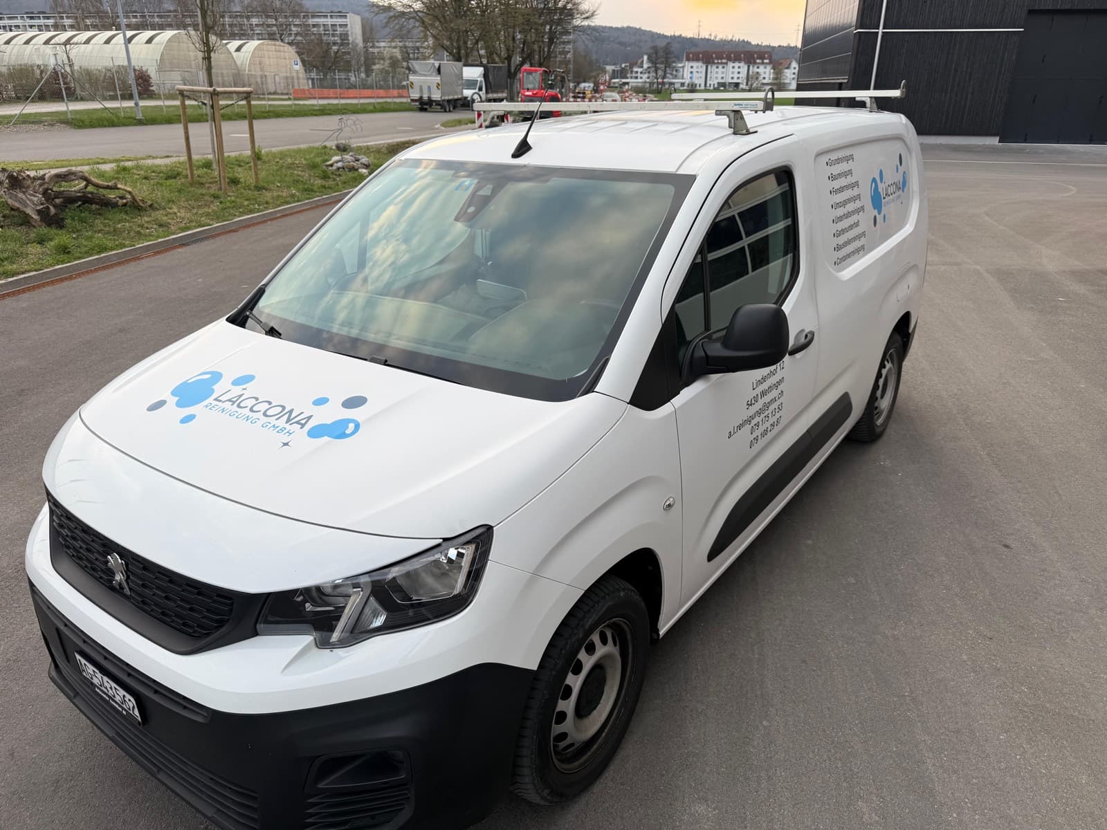 Lieferwagen mit blauer Beschriftung