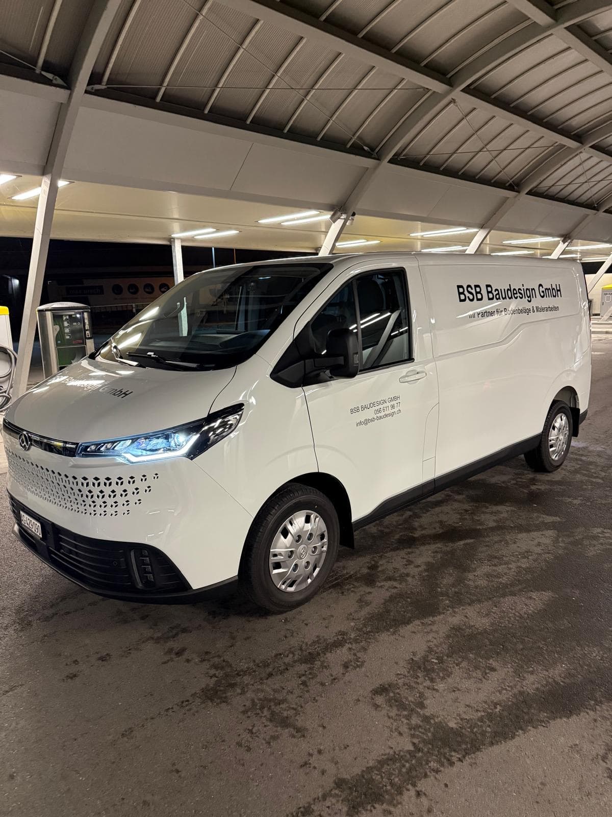 Transporter mit Beschriftung, BSB Baudesign