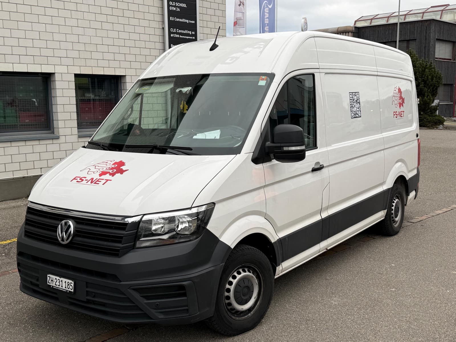 Transporter mit roter Beschriftung