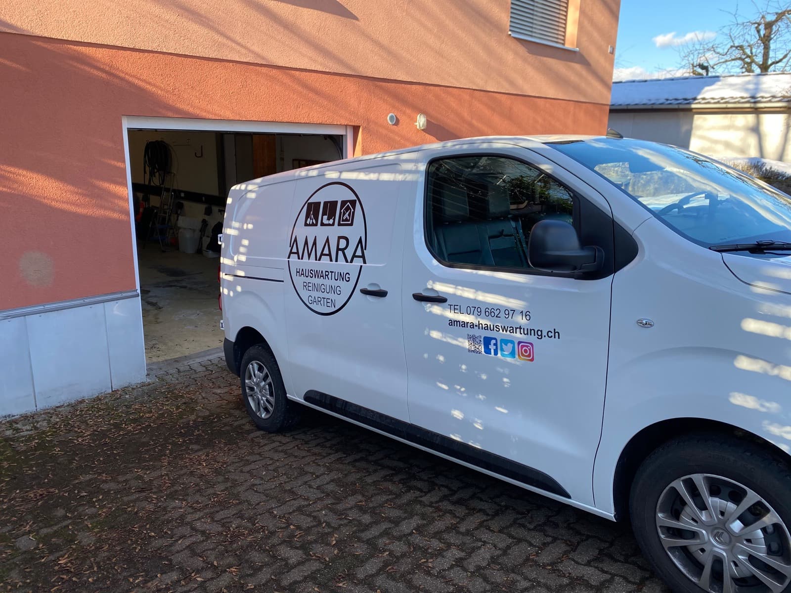 Lieferwagen mit mehrfarbiger Beschriftung