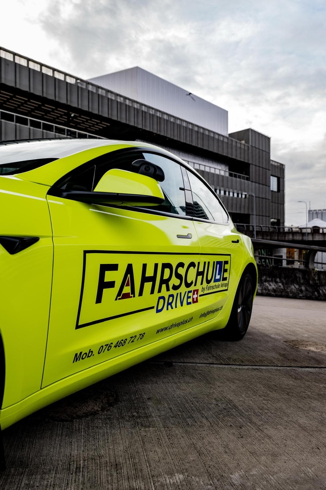Fahrschulfahrzeug, Folierung in Neongelb