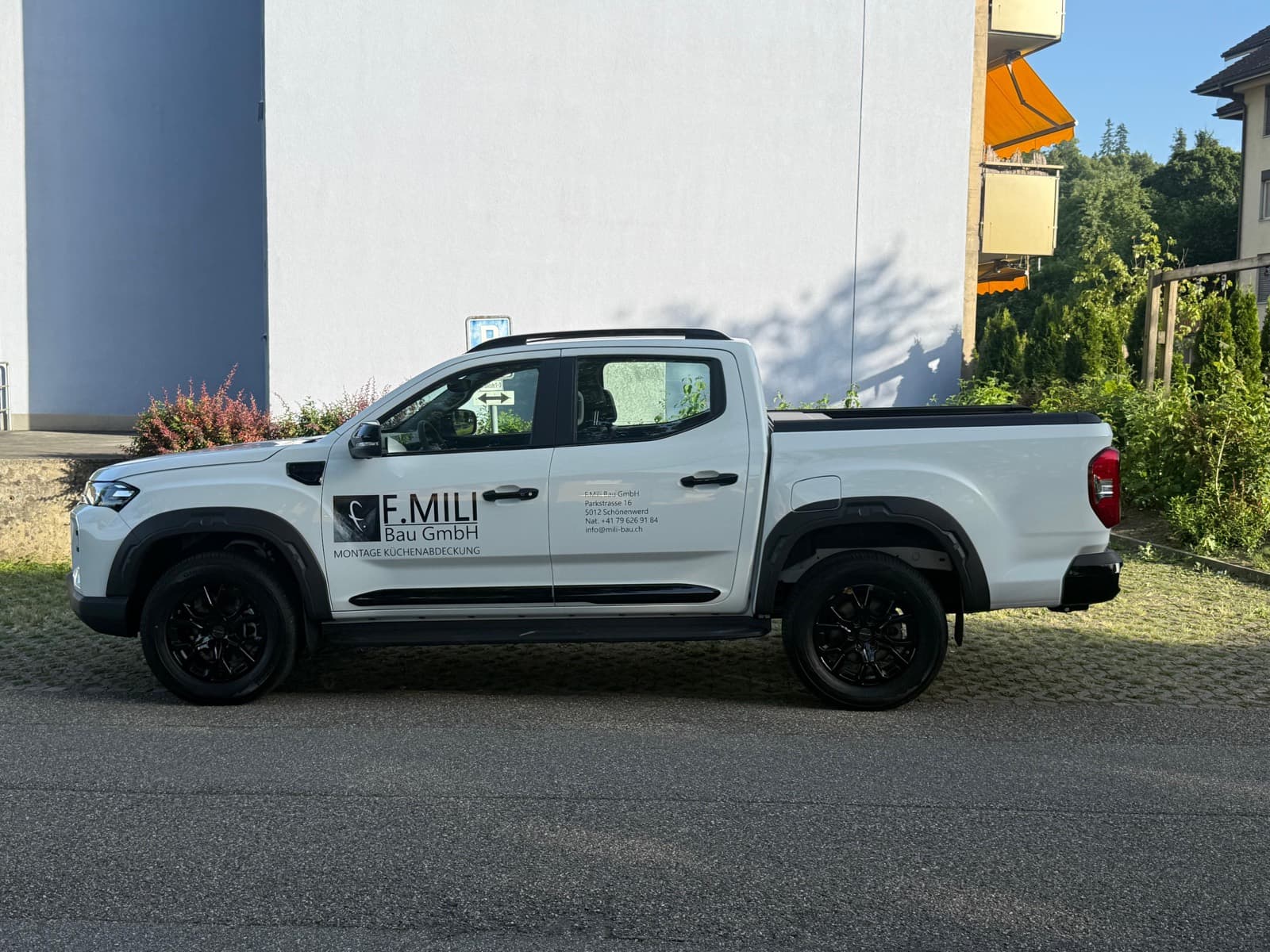 Fahrzeugbeschriftung F. Mili Bau GmbH, Seitenansicht