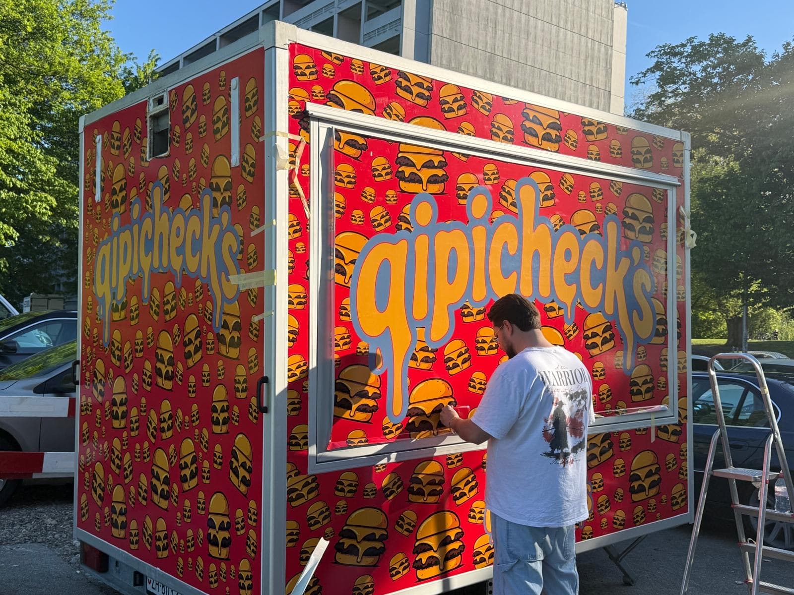 Vollfolierung eines Foodtrucks in der Werkstatt von Luxprint