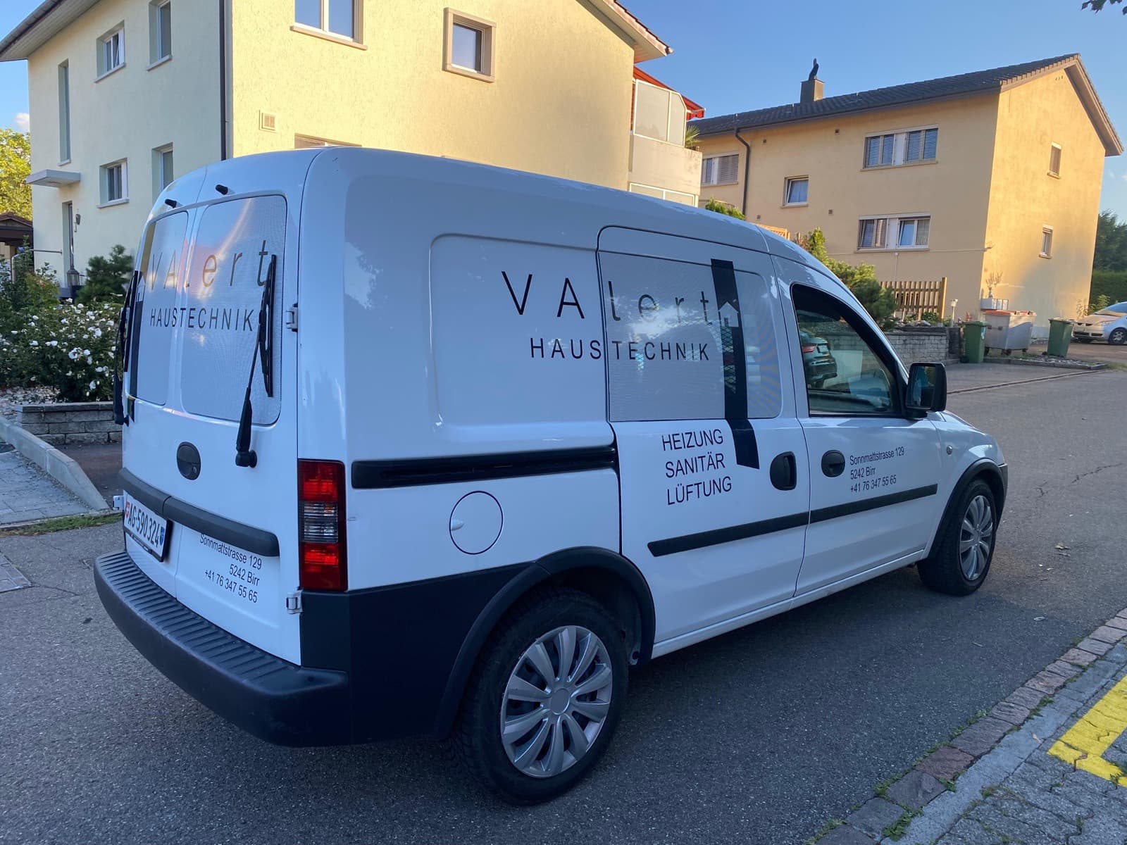 Lieferwagen mit Seitenbeschriftung