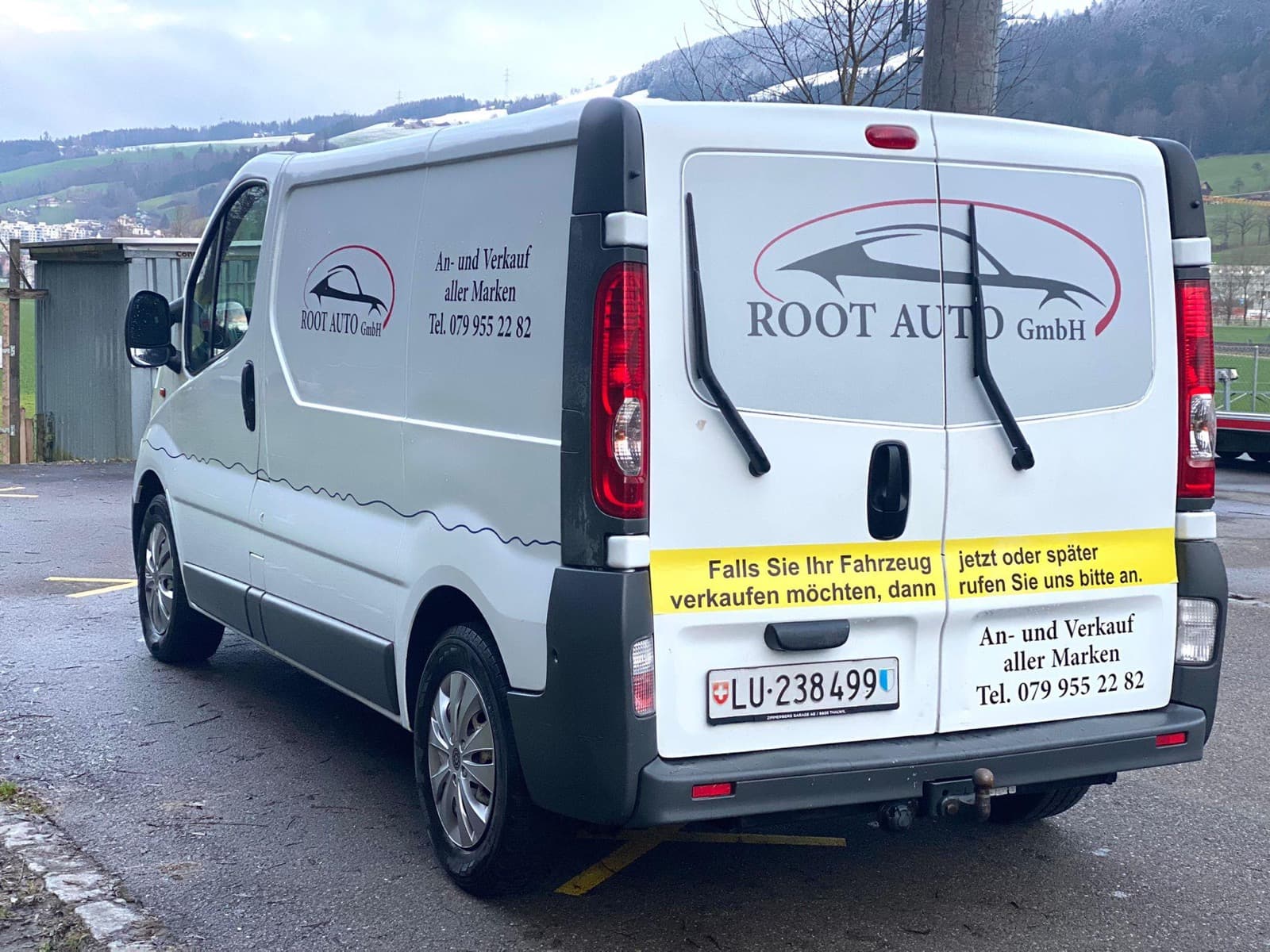 Lieferwagen mit Logo und Kontaktdaten, Root Auto