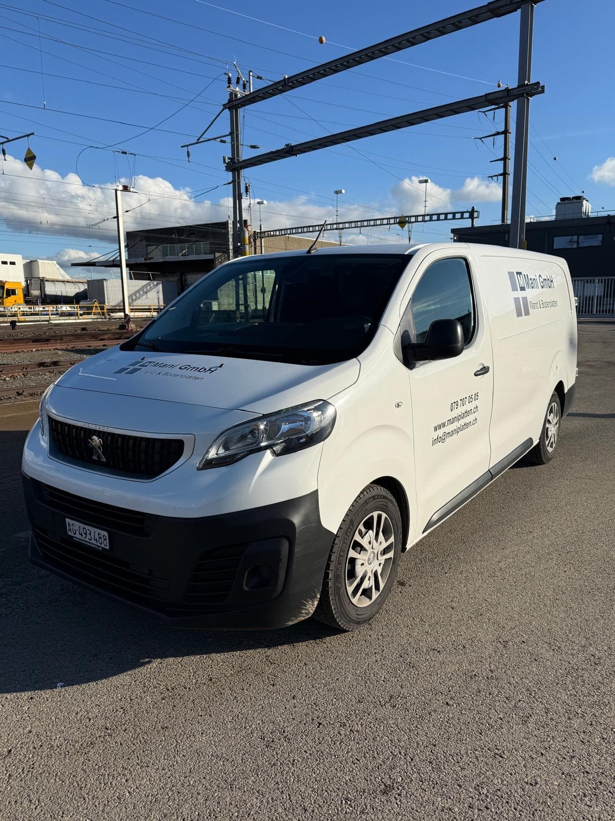 Weisser Transporter mit Seitenbeschriftung