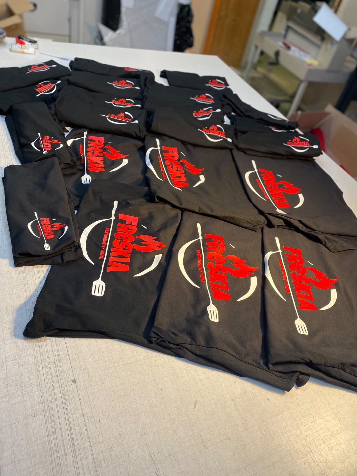 Teamshirts in Schwarz mit Rotdruck