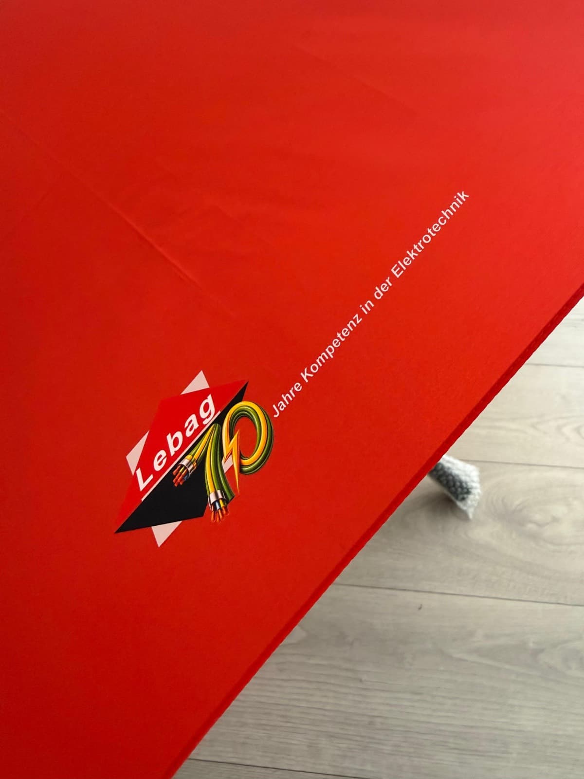 Werbeschirm Lebag, Nahaufnahme